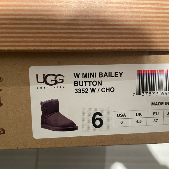 BNIB. UGG boots - Picture 4 of 5
